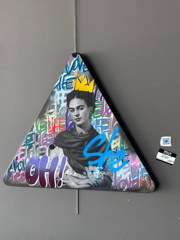 FRIDA SUR PANNEAU DE SIGNALISATION ✨